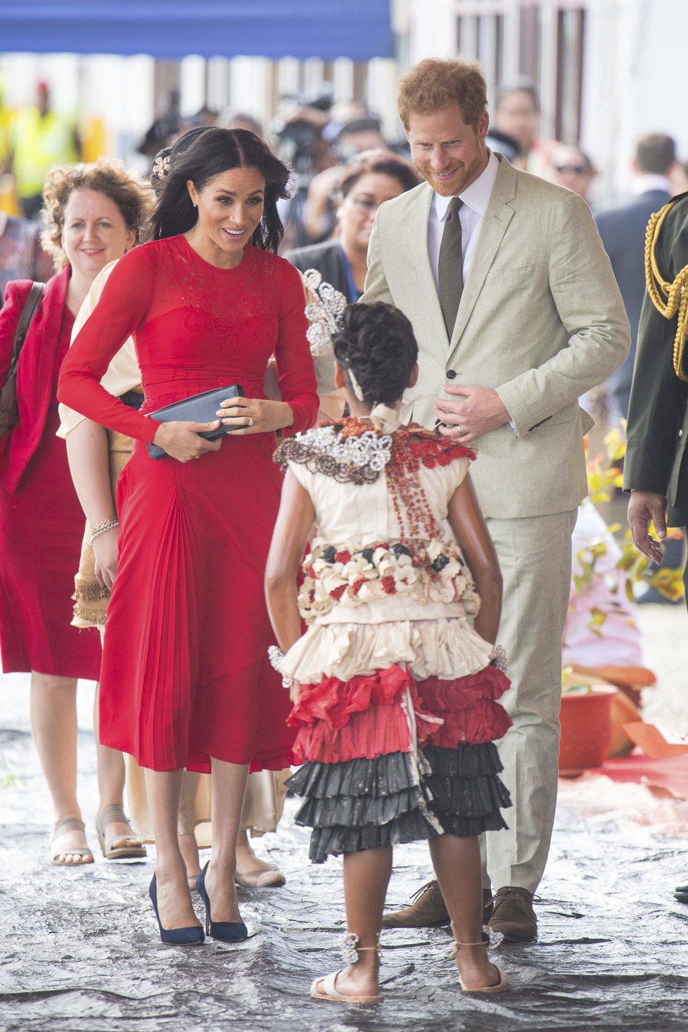 Princ Harry a vévodkyně Meghan v rudých šatech s neustřiženou cedulkou přiletěli na ostrov Tonga.