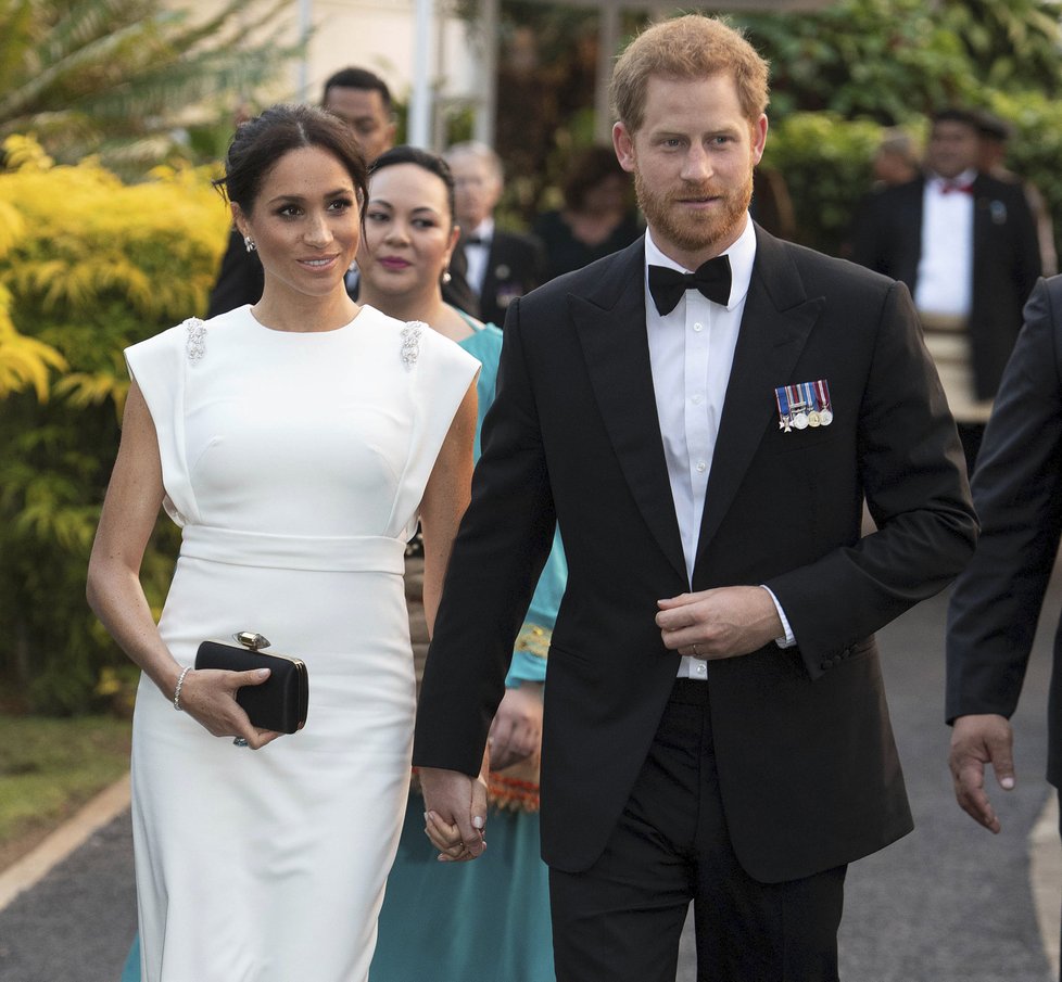 Princ Harry a vévodkyně Meghan přicházejí na státní večeři na ostrově Tonga.