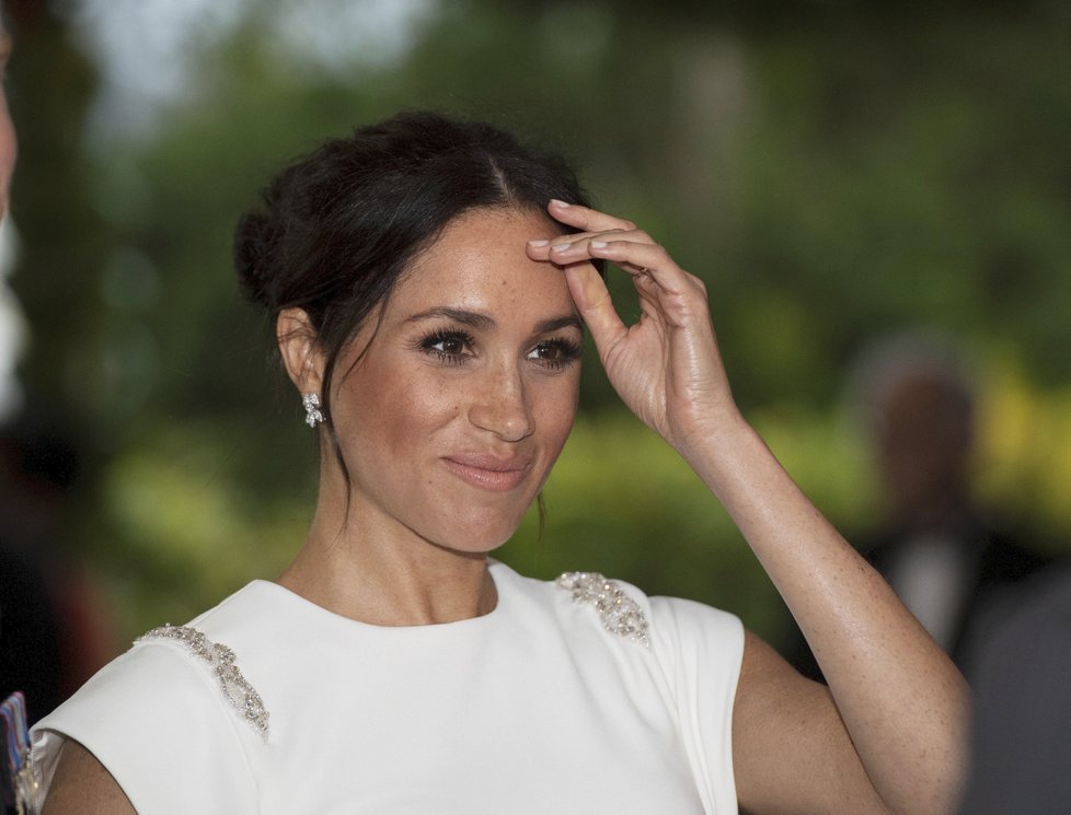 Princ Harry a vévodkyně Meghan přicházejí na státní večeři na ostrově Tonga.