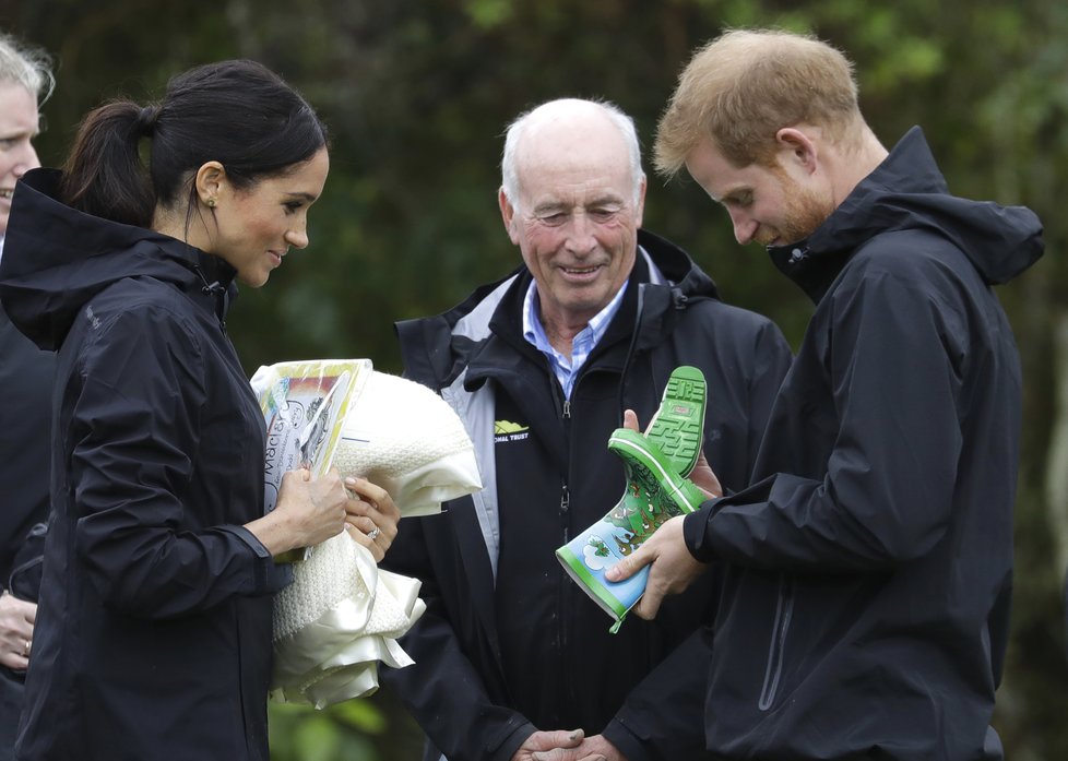 Princ Harry a těhotná Meghan dostali od místních lidí wellingtonské holinky pro nenarozené miminko.