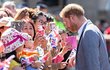 Princ Harry potěšil dětské pacienty oxfordské nemocnice jeho návštěvou první den po návratu z "mateřské dovolené"