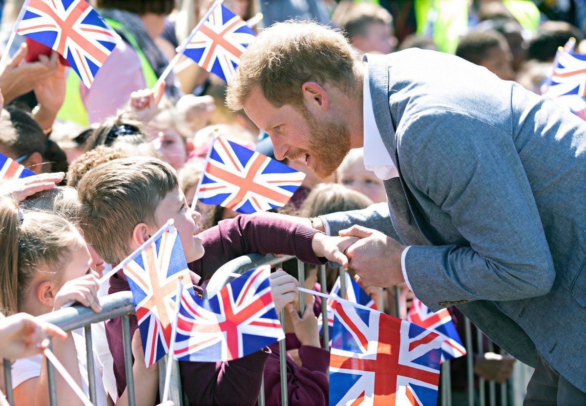 Princ Harry potěšil dětské pacienty oxfordské nemocnice jeho návštěvou první den po návratu z &#34;mateřské dovolené&#34;