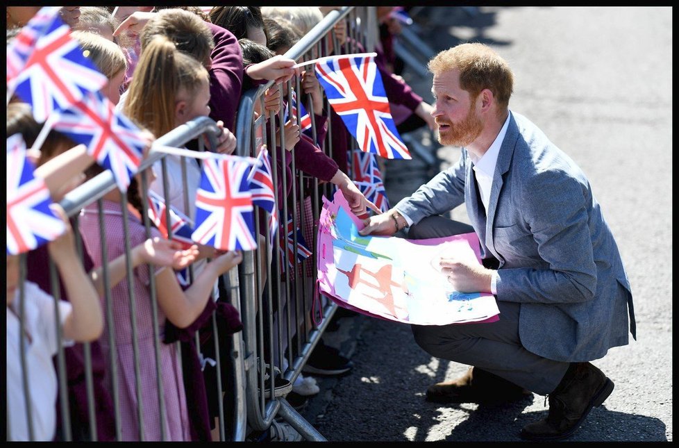 Princ Harry potěšil dětské pacienty oxfordské nemocnice jeho návštěvou první den po návratu z &#34;mateřské dovolené&#34;