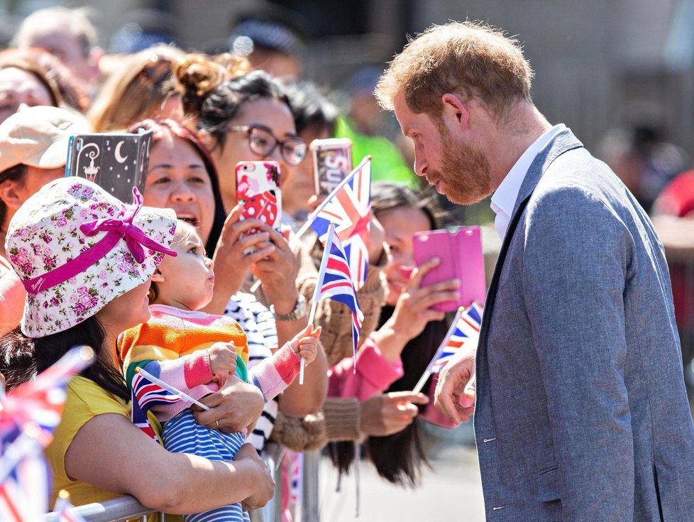 Princ Harry potěšil dětské pacienty oxfordské nemocnice svou návštěvou první den po návratu z &#34;mateřské dovolené&#34;.
