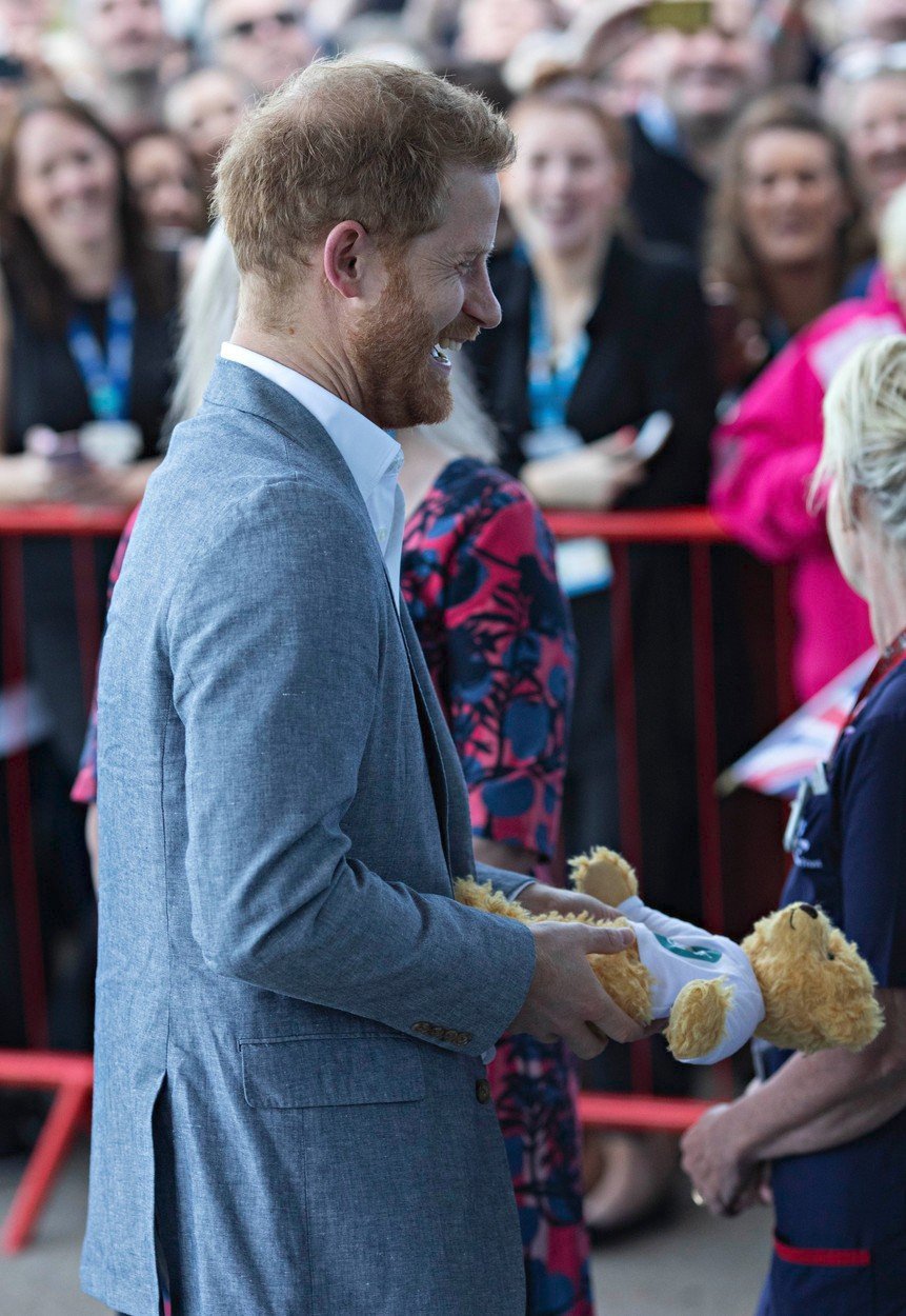 Princ Harry potěšil dětské pacienty oxfordské nemocnice svou návštěvou první den po návratu z &#34;mateřské dovolené&#34;.