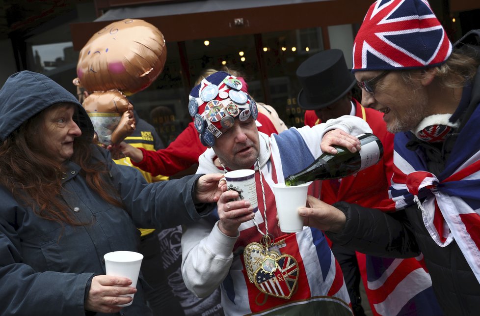 Prakticky okamžitě po oznámení narození královského potomka začali Britové slavit.