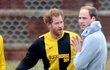 Princové Harry a William hrají fotbal