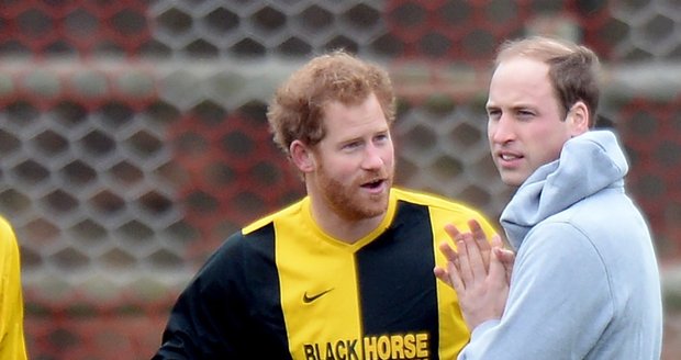Princové Harry a William hrají fotbal