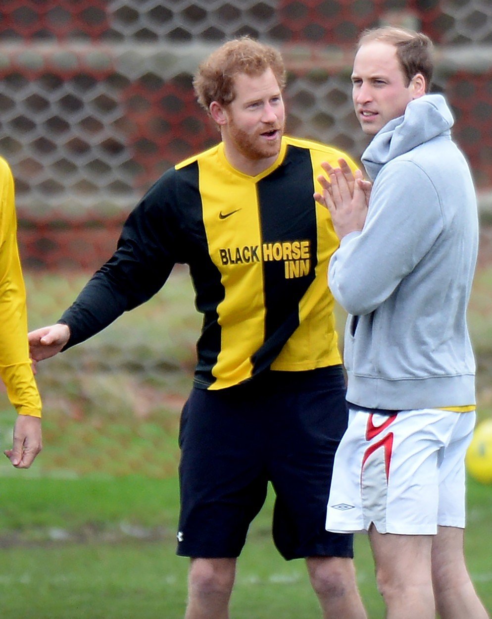 Princové Harry a William hrají fotbal
