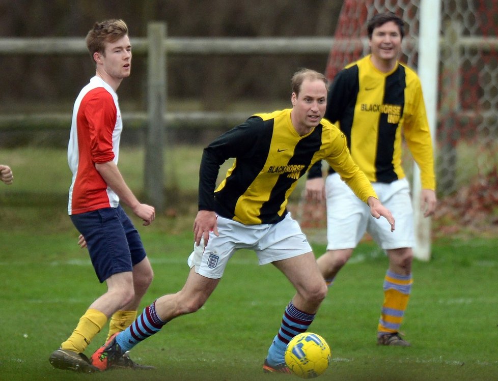 Princové Harry a William hrají fotbal