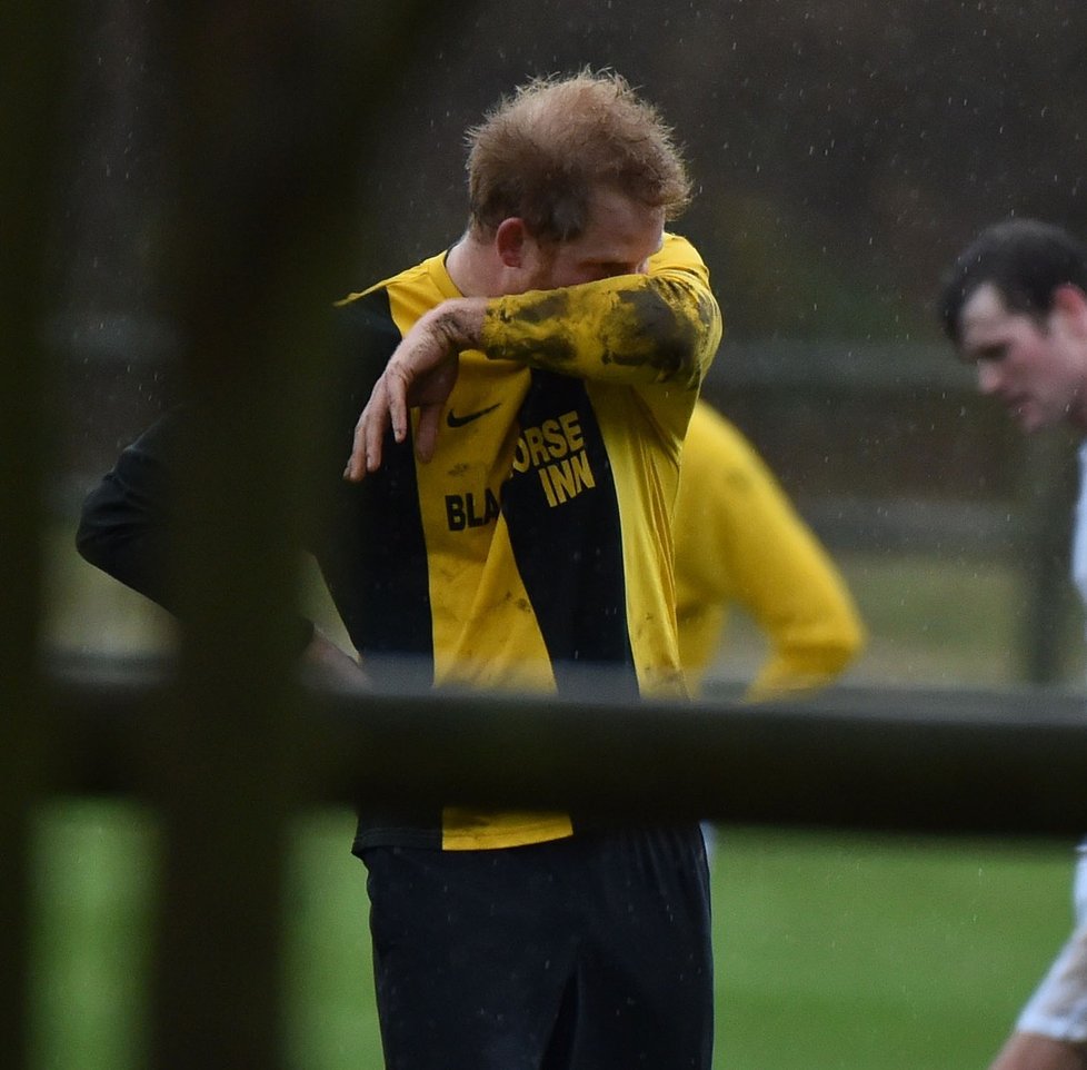 Princové Harry a William hrají fotbal