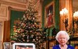 U královny Alžběty II. na stole fotka Harryho a Meghan chybí...