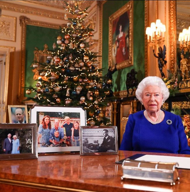 U královny Alžběty II. na stole fotka Harryho a Meghan chybí...