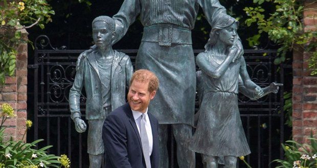 Princ Harry a princ William na odhalení sochy jejich matky Diany