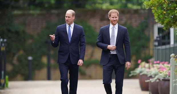 Princ William a princ Harry na odhalení sochy princezny Diany