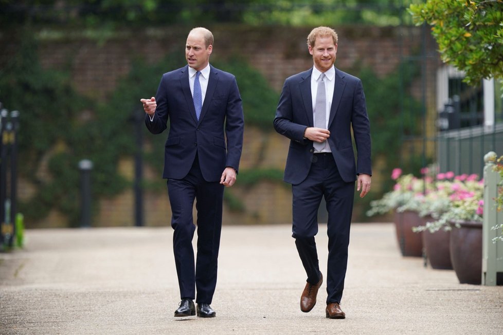 Princ William a princ Harry na odhalení sochy princezny Diany