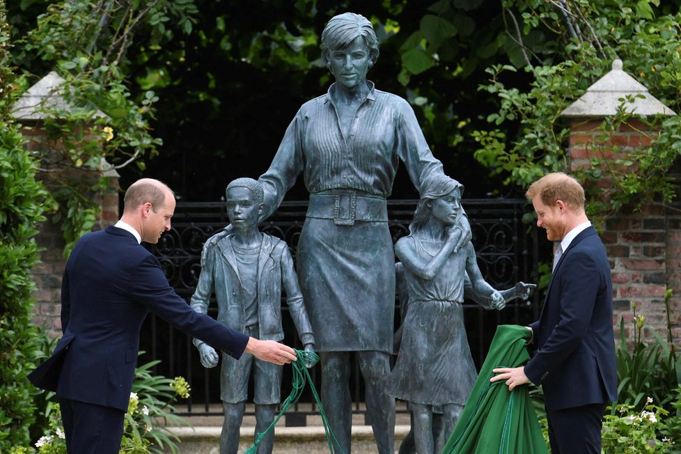 Princové William a Harry odhalili sochu princezny Diany.