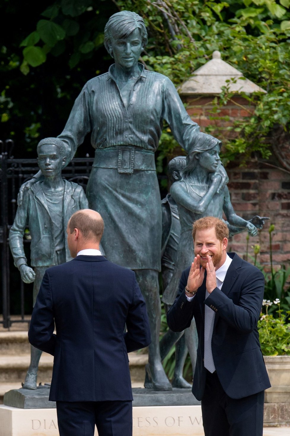 Princové Harry a William na odhalení sochy jejich matky Diany