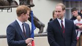Plešatí královští bratři: Už i princ Harry ztrácí vlasy
