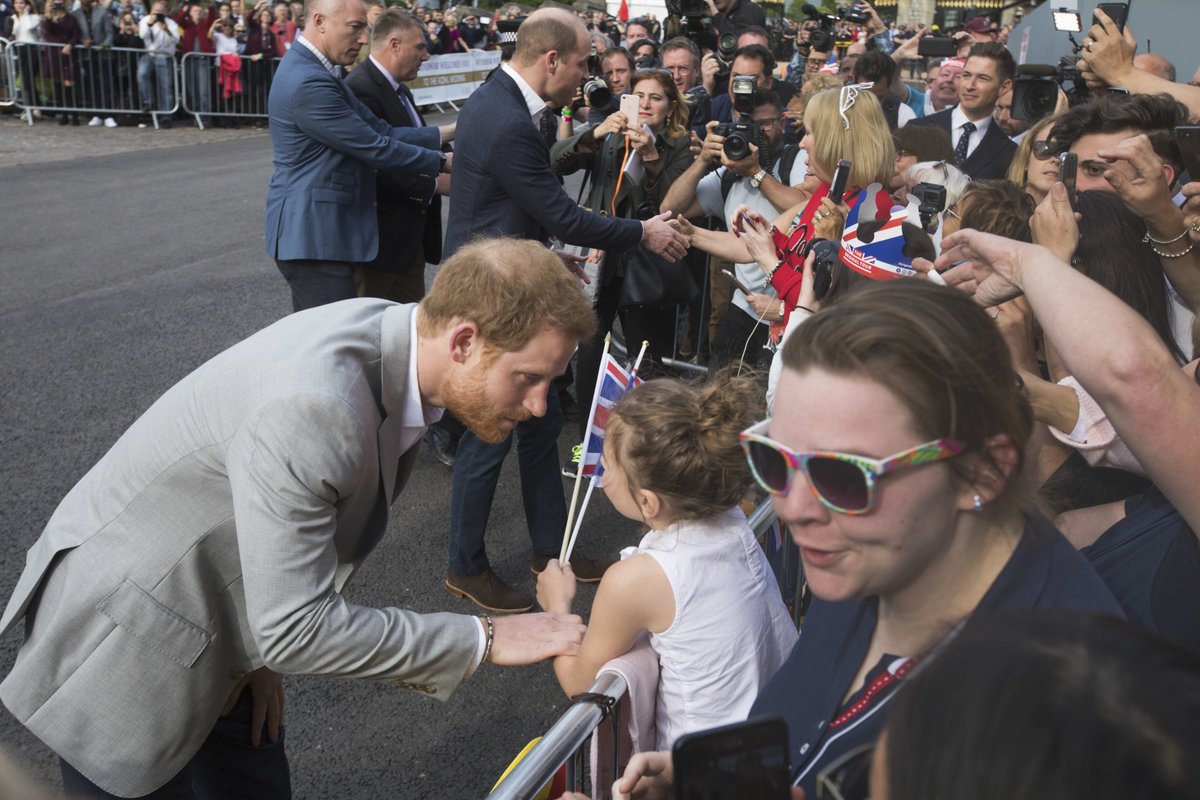 Princ Harry se ve Windsoru zdraví s davy fanoušků