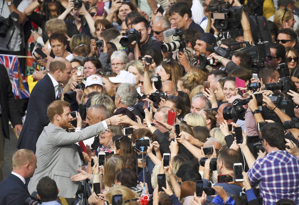 Princové William a Harry se ve Windsoru zdraví s davy fanoušků