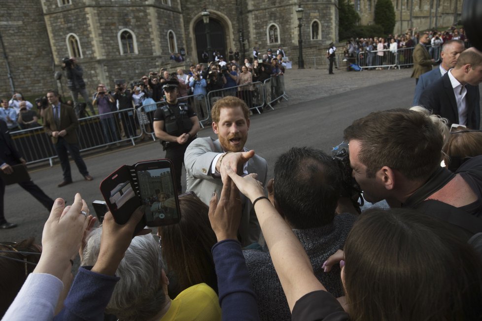 Princ Harry se ve Windsoru zdraví s davy fanoušků