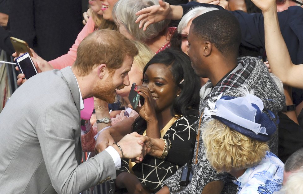 Princ Harry se ve Windsoru zdraví s fanoušky