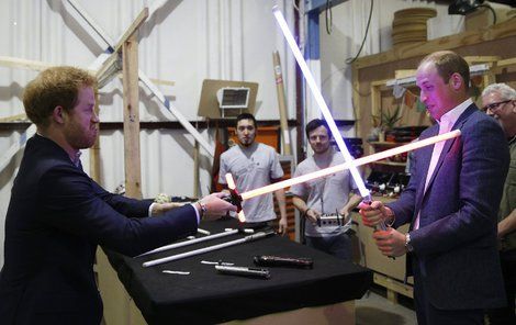 William s Harrym loni navštívili studia u Londýna, kde štáb Star Wars natáčí.