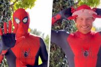 Princ Harry jako Spider-Man: Dojemné vystoupení pro sirotky!