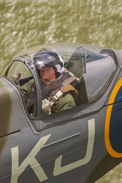 Princ Harry se při charitativní akci proletěl Spitfirem