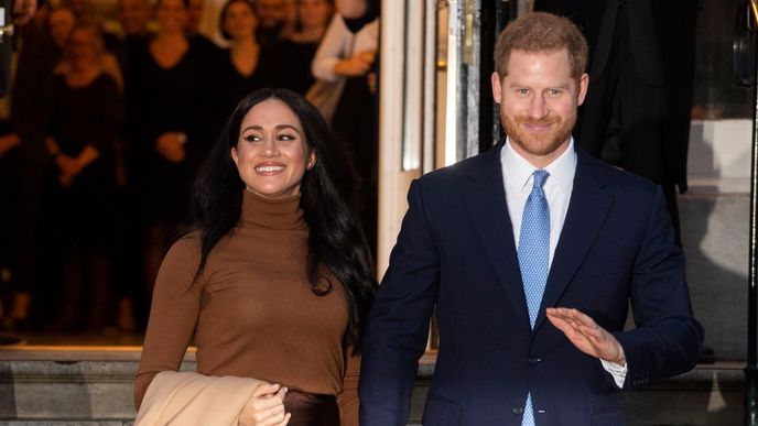 Vévodkyně Meghan a princ Harry na první veřejné návštěvě po návratu z Kanady. Krátce na to oznámili svůj záměr ustoupit z královských povinností