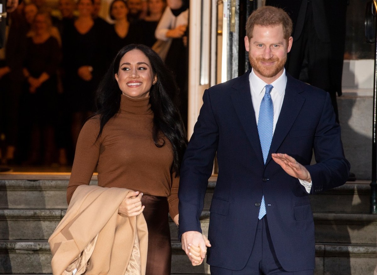 Vévodkyně Meghan a princ Harry na první veřejné návštěvě po návratu z Kanady. Krátce na to oznámili svůj záměr ustoupit z královských povinností