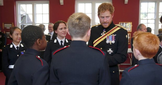 Britský princ Harry poctil návštěvou střední vojenskou školu a vyznamenal nejlepší studenty.