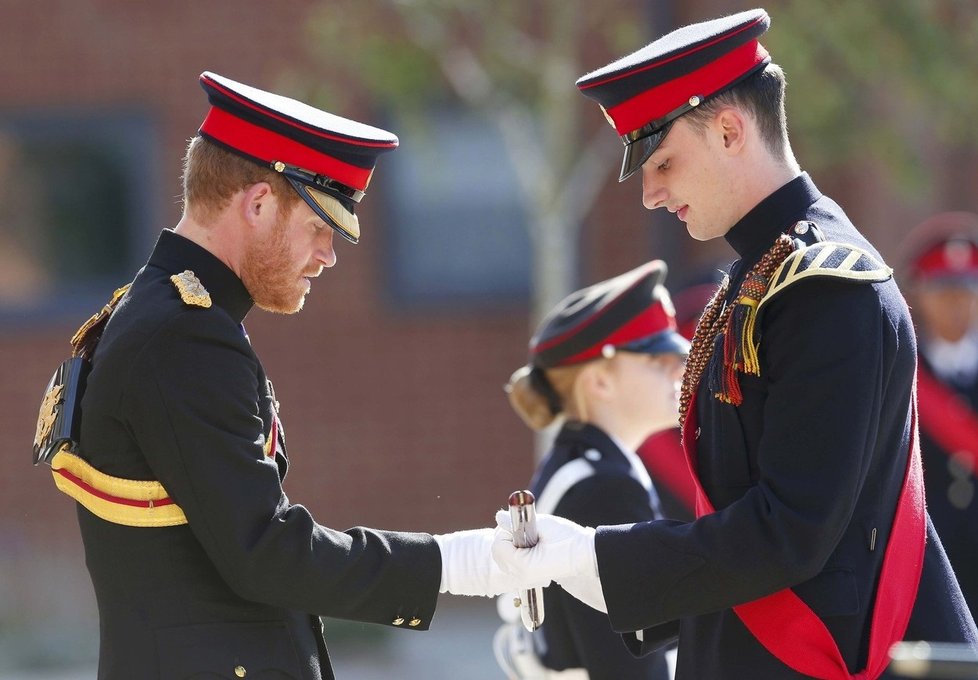 Britský princ Harry poctil návštěvou střední vojenskou školu a vyznamenal nejlepší studenty.