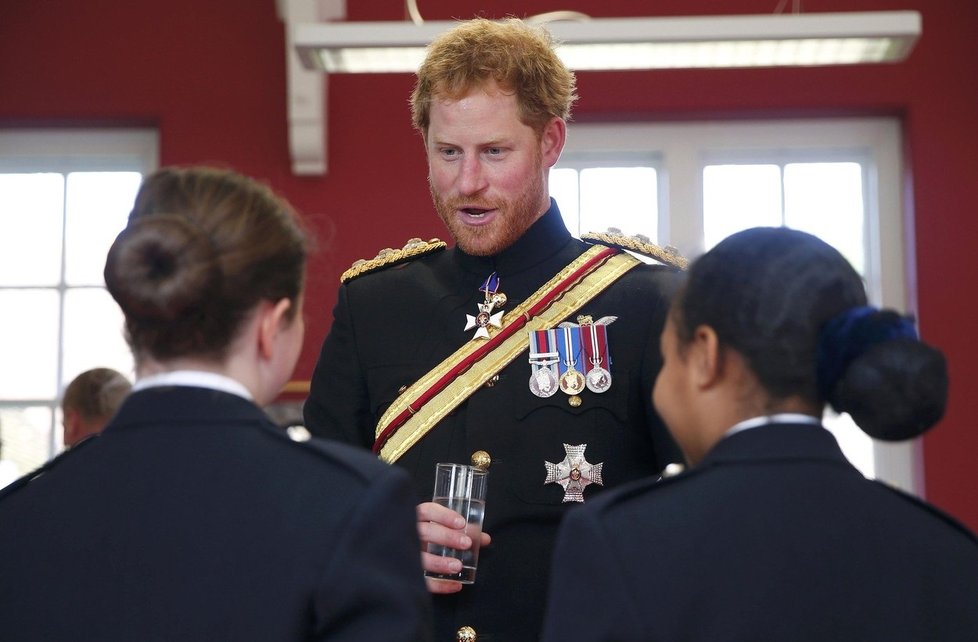 Britský princ Harry poctil návštěvou střední vojenskou školu a vyznamenal nejlepší studenty.