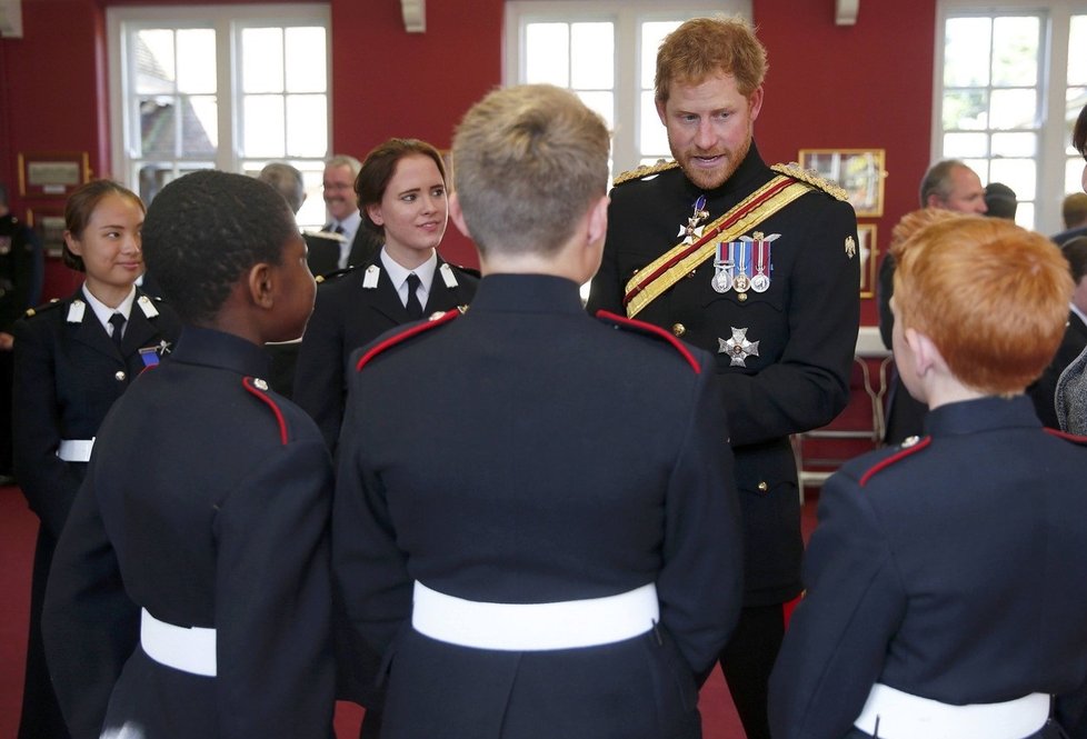 Britský princ Harry poctil návštěvou střední vojenskou školu a vyznamenal nejlepší studenty.