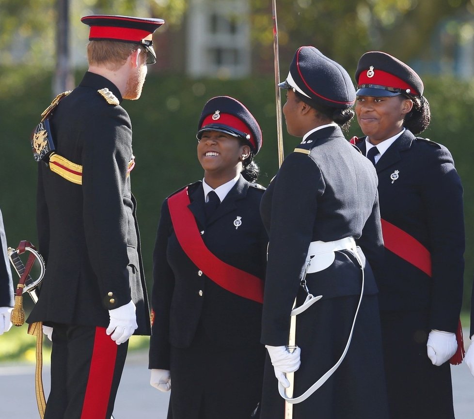 Britský princ Harry poctil návštěvou střední vojenskou školu a vyznamenal nejlepší studenty.