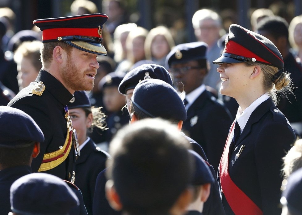 Britský princ Harry poctil návštěvou střední vojenskou školu a vyznamenal nejlepší studenty.