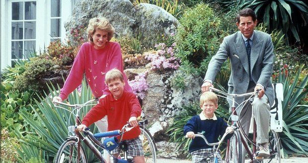 Diana, Charles a malí William a Harry na kolech na dovolené