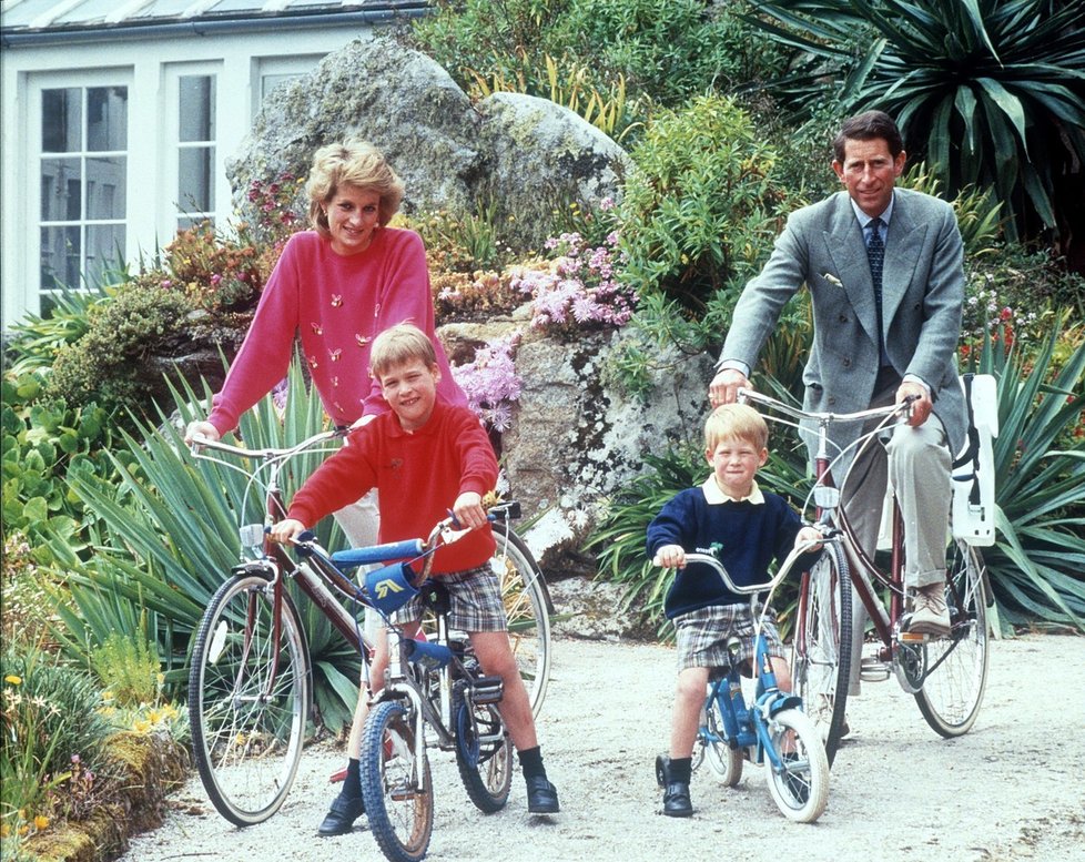 Diana, Charles a malí William a Harry na kolech na dovolené