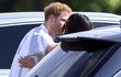 Princ Harry a Meghan Markle se líbají na veřejnosti