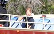 Princ Harry na palubě dvoupodlažního vyhlídkového autobusu v Beverly Hills
