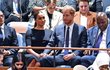 Meghan obtočila Harryho ruku jako chobotnice