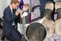 Princ Harry na kolenou: Odhalil boty se zlatým monogramem na podrážce!