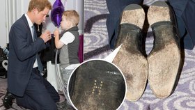 Princ Harry nosí luxusní boty na zakázku s vlastní iniciálou.