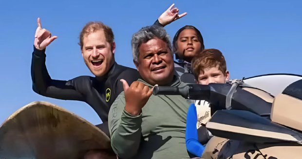Drahá kratochvíle prince Harryho se synem (5): Surfují za 1,5 milionu na den!