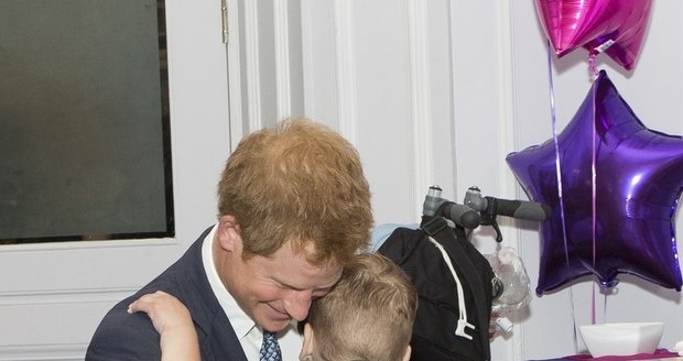 Princ Harry se dočkal objetí od malého chlapce.