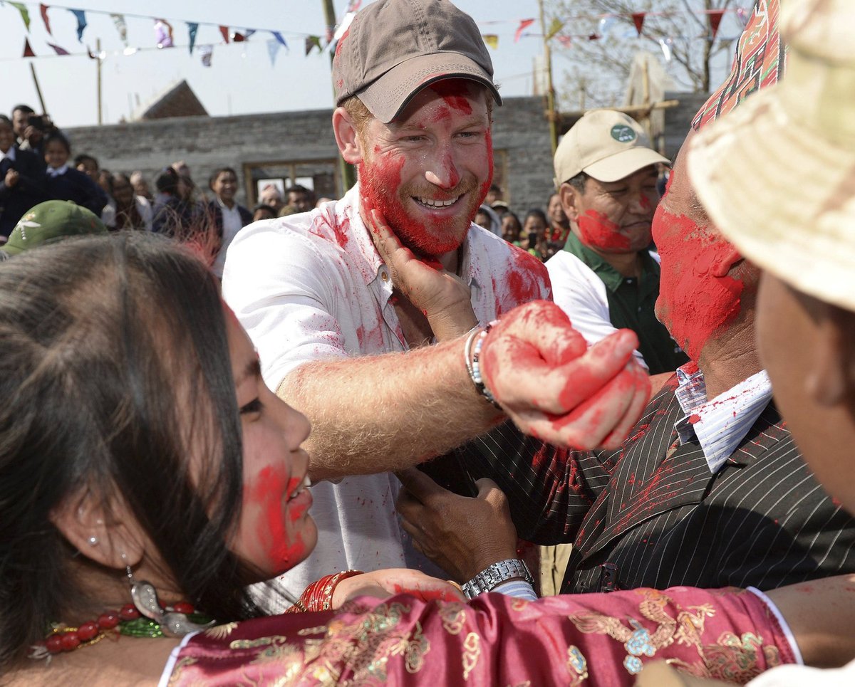 Zrzounek zrudnul. U příležitosti svátku hindského svátku barev Holi si nechal zabarvit obličej a hned to nadšeným Nepálcům vrátil.