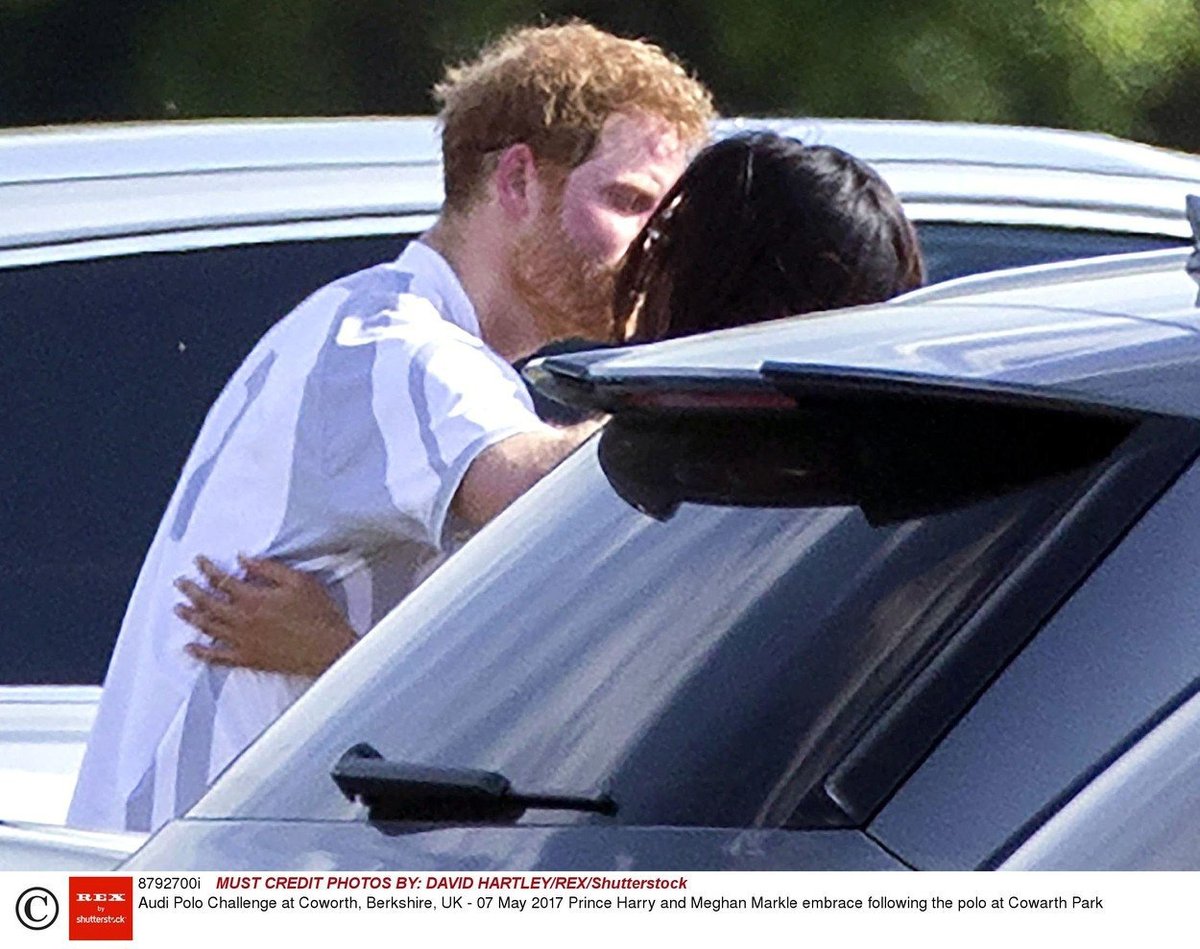 Princ Harry a Meghan Markle se líbají na veřejnosti
