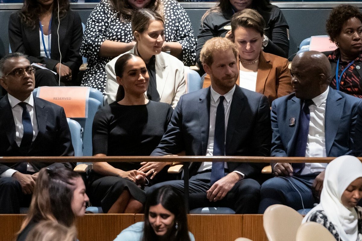 Meghan obtočila Harryho ruku jako chobotnice